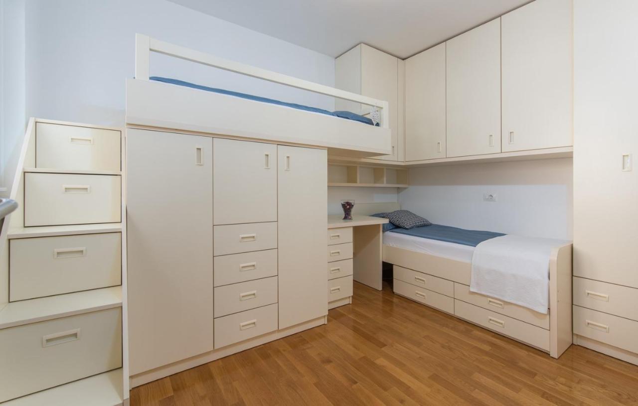 Apartment Melarnian Near The Beach In Umag Extérieur photo