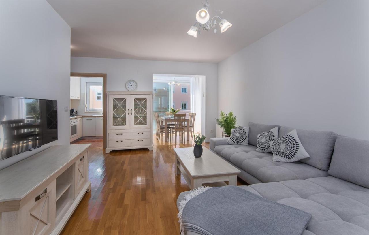 Apartment Melarnian Near The Beach In Umag Extérieur photo