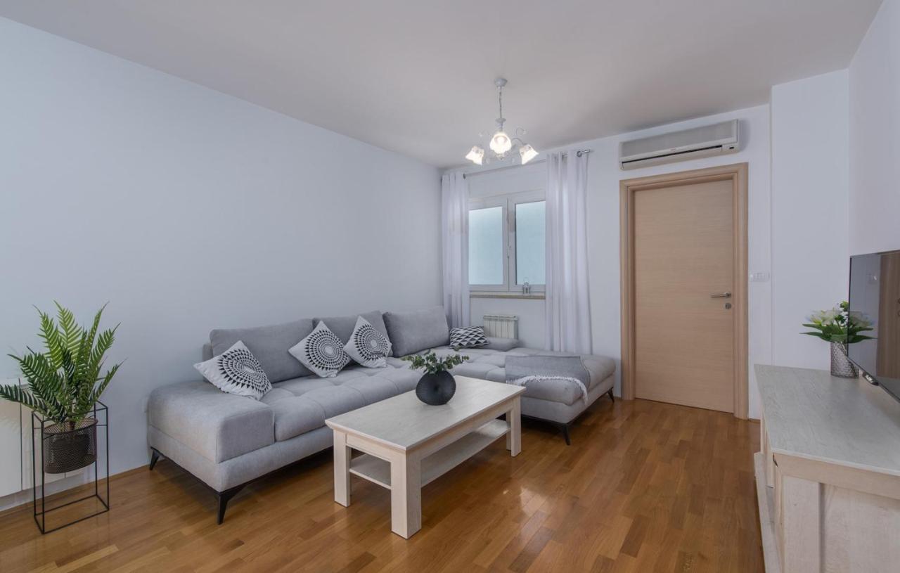 Apartment Melarnian Near The Beach In Umag Extérieur photo